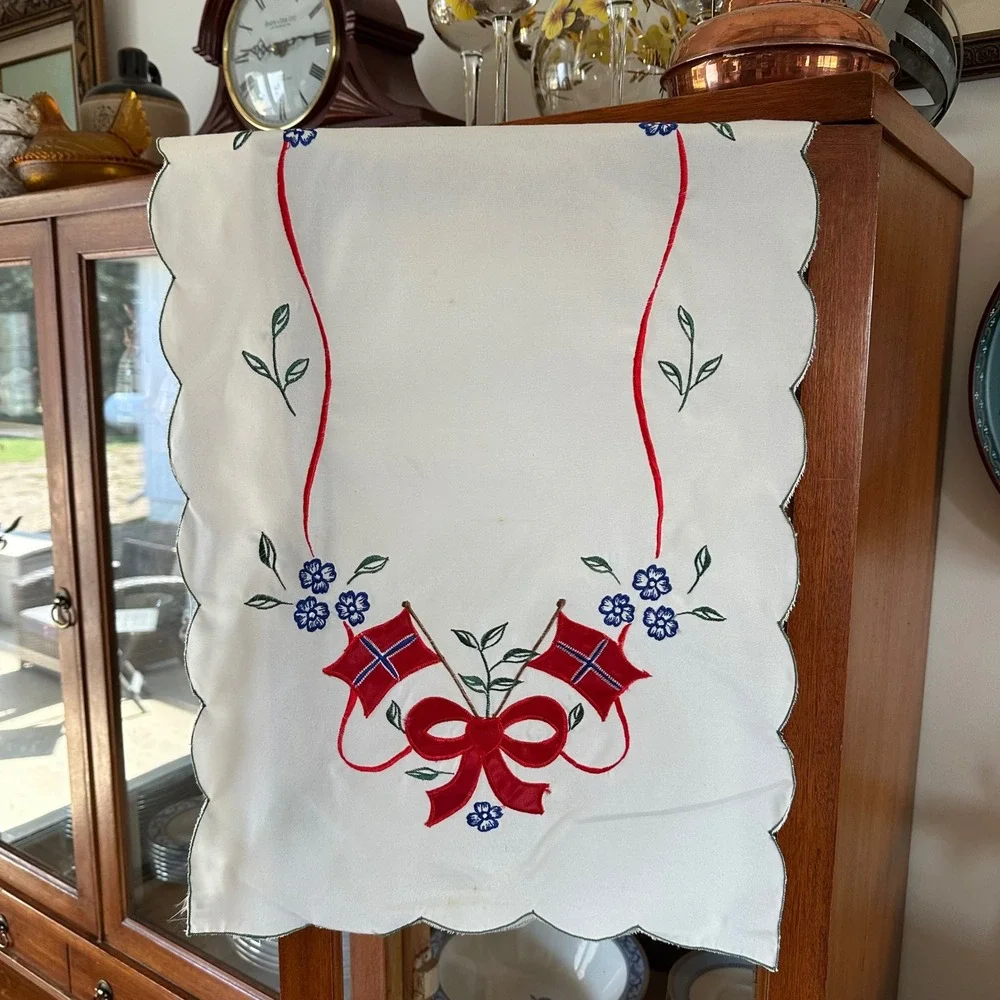 VTG Norwegian Flag Embroidered Table Runner Scalloped Edge White 42x15 Noray
